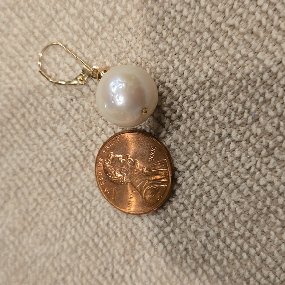 NWT 14k gold Pearl earrings.